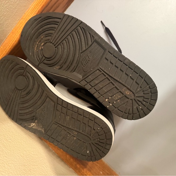 Jordan 1 Mids men’s 8.5 - Picture 9 of 9